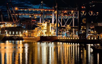 Hamburger Hafen, Werft bei Nacht von Fotograf Noor